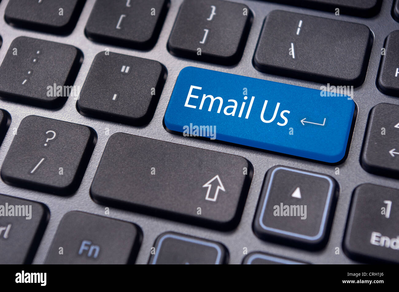 Servizio clienti online con 'email' messaggio sulla tastiera del computer. Foto Stock