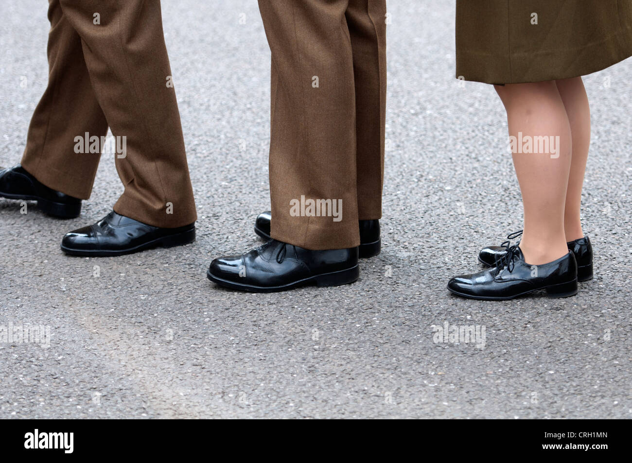 Gambe di soldati, maschio e femmina, su parade Foto Stock