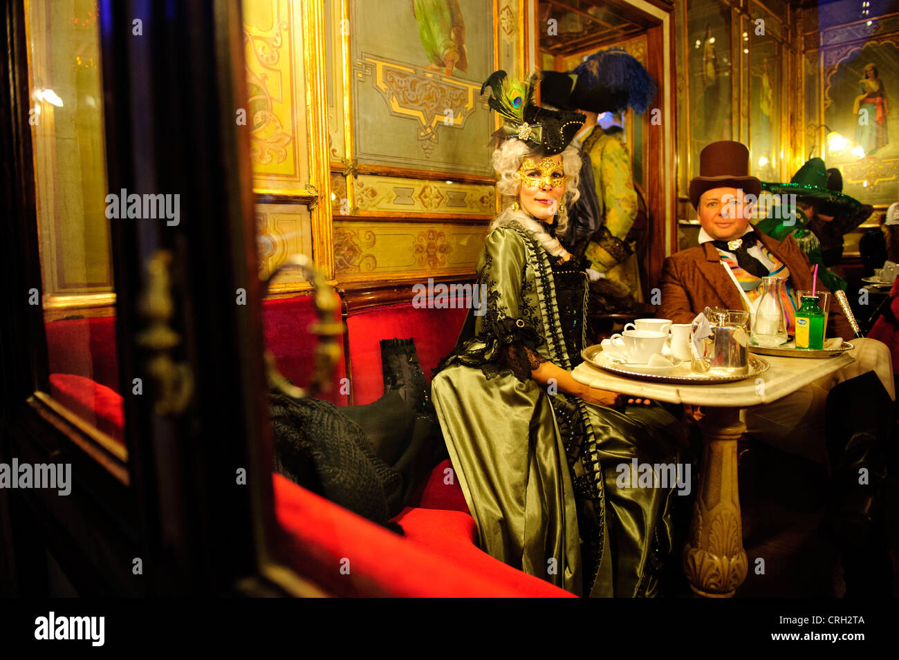 La gente in costume presso il Florian Caffe durante il Carnevale di Venezia, Italia Foto Stock
