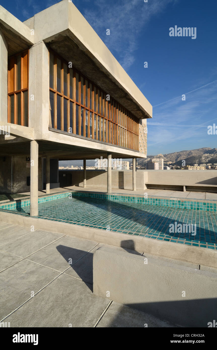 La terrazza sul tetto e la piscina della Cité Radieuse o Unité d'abitazione di Le Corbusier a Marsiglia Francia Foto Stock