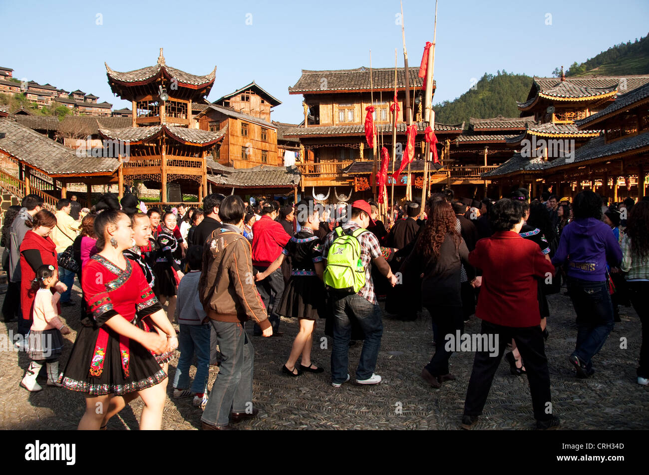 Miao ballerini in costumi tradizionali danze con turisti cinesi dopo la performance, xijiang miao village, Cina Foto Stock