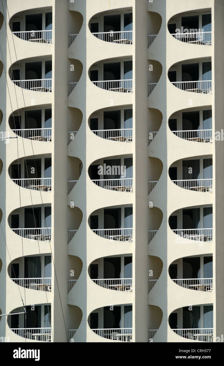 Motivi delle finestre e balconi del Tower Block degli Appartamenti Vacanze O Appartamenti a la Grande-Motte Resort Città Hérault Francia Foto Stock