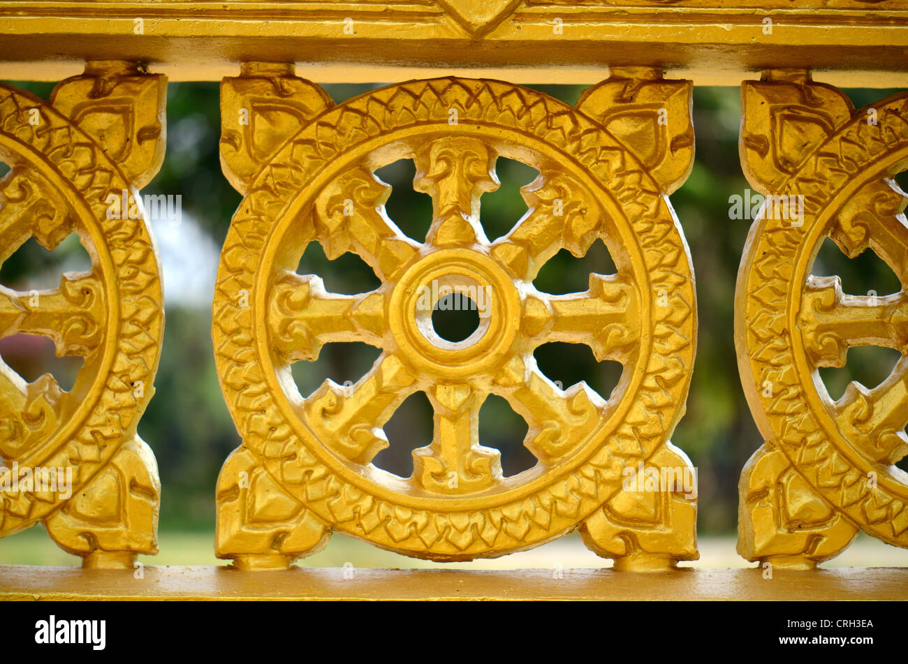 Ruota di dharma tempio recinto nel tempio thailandese Foto Stock