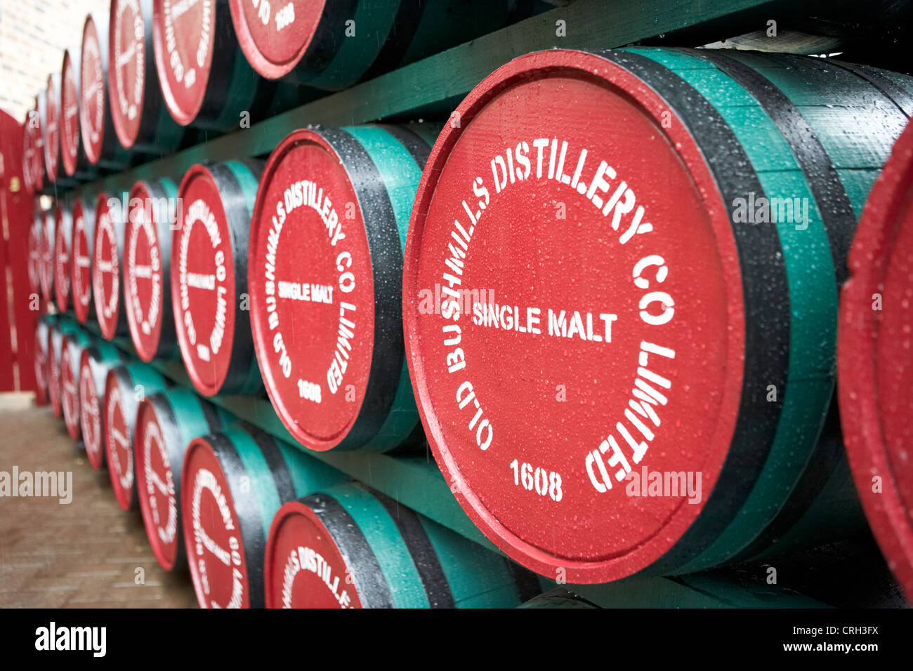 Il whiskey di barili al Old Bushmills Distillery County Antrim Irlanda del Nord Regno Unito Foto Stock
