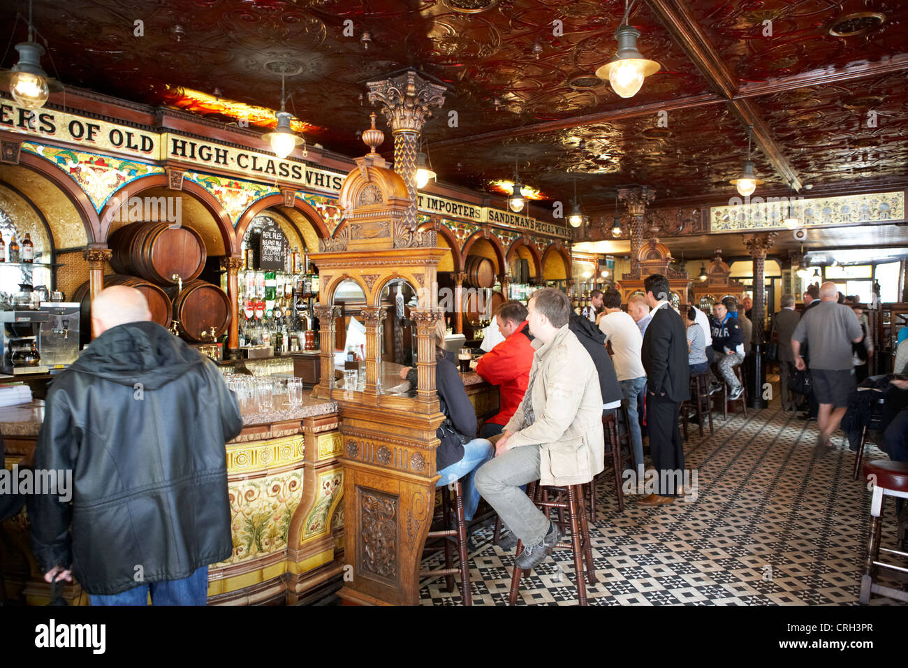 Interno del crown liquor saloon bar pub a Belfast Irlanda del Nord Regno Unito Foto Stock