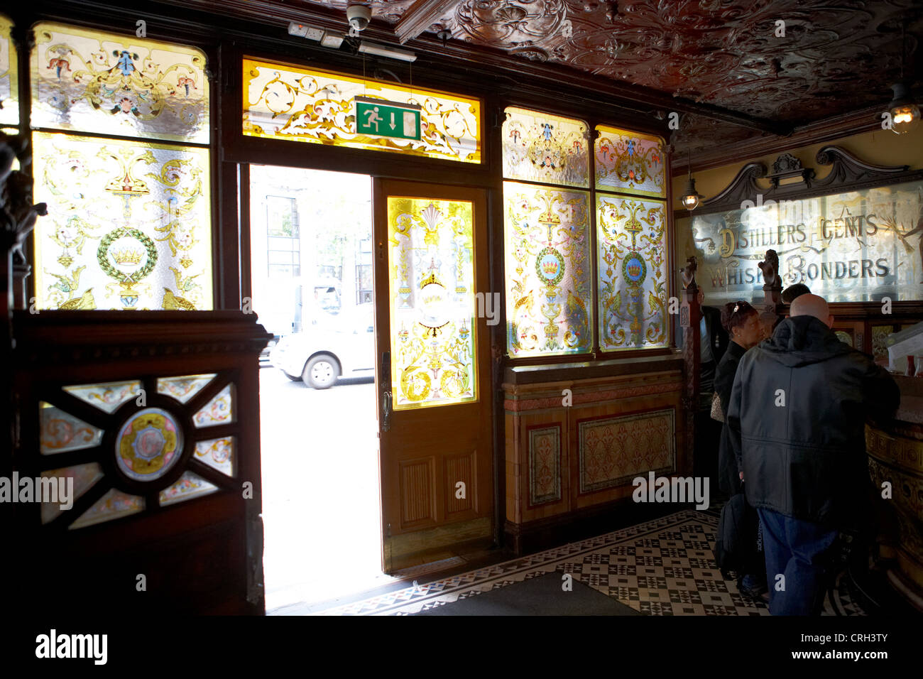 Le finestre di vetro macchiate interno del crown liquor saloon bar pub a Belfast Irlanda del Nord Regno Unito Foto Stock