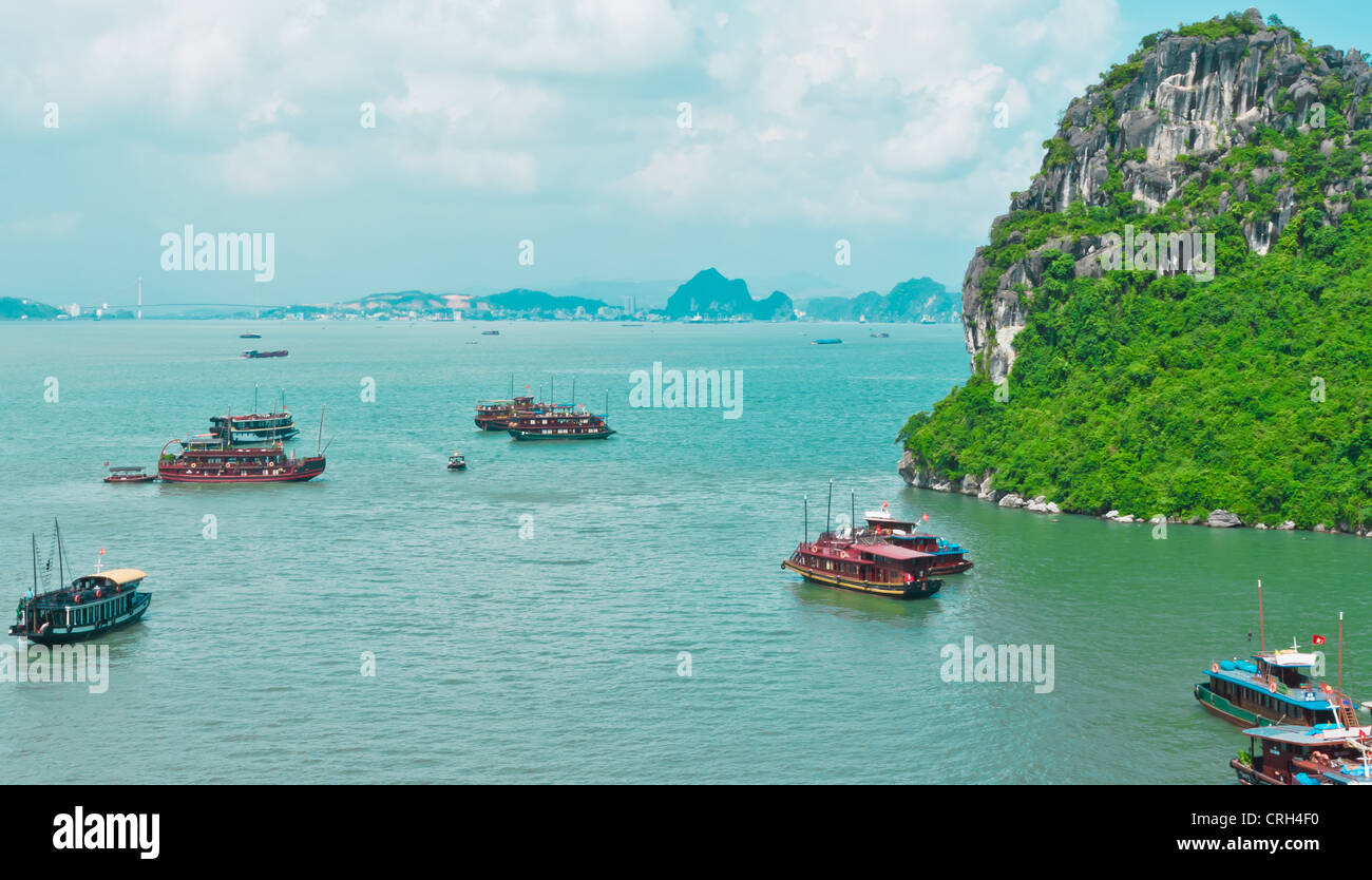 Il traffico in barca nella baia di Halong Foto Stock