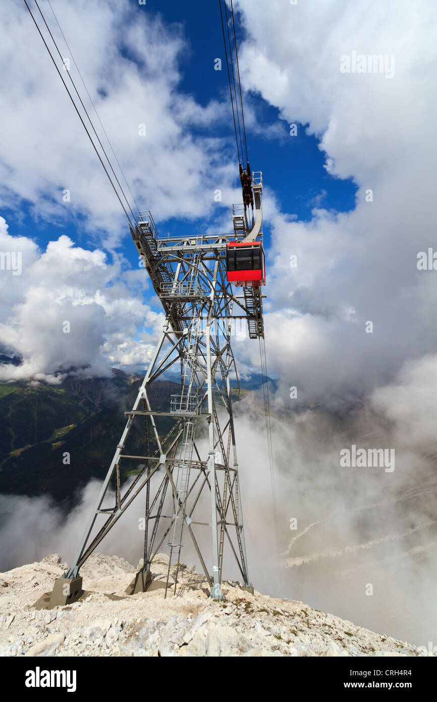 Vista estiva della Valle di Primiero con la funivia pilone sul primo piano, San Martino di Castrozza, Trentino, Italia Foto Stock
