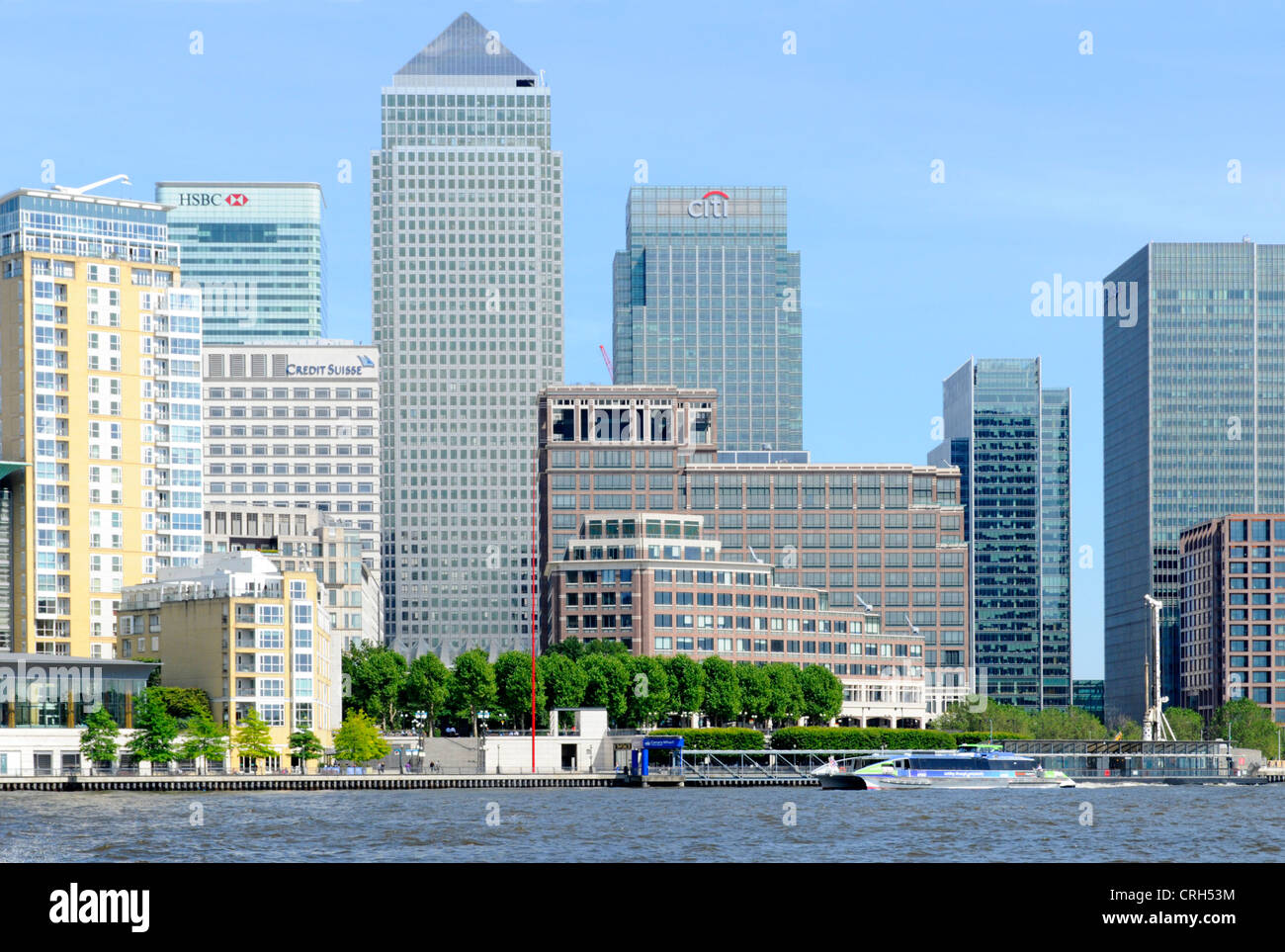 Vista sul Fiume Tamigi con alta marea verso London Docklands Canary Wharf skyline Foto Stock