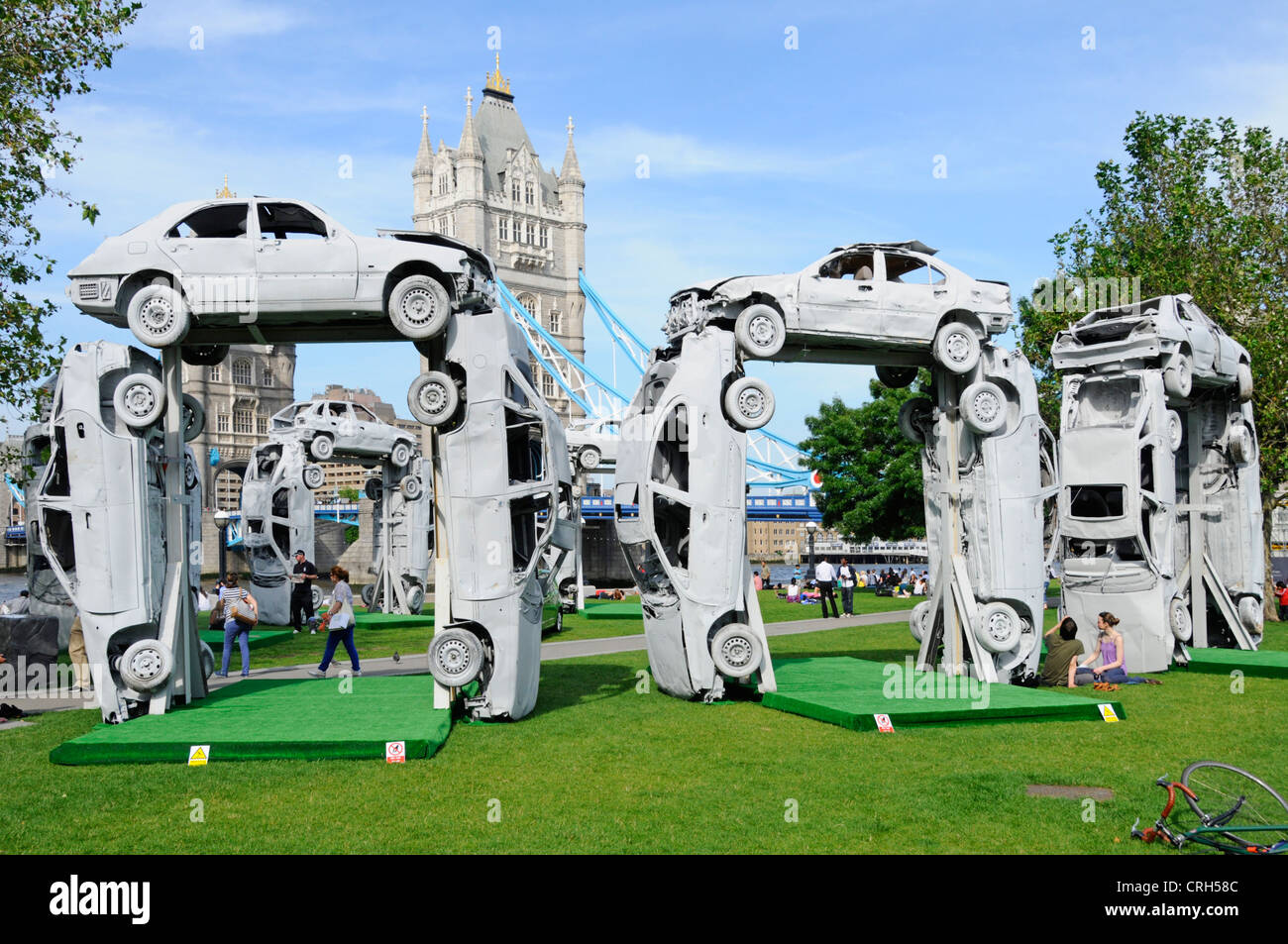 CitiHenge 2012 replica scultura di Stonehenge, progetto intrapreso da Skoda e costruito utilizzando 18 rottami auto Southwark Londra Inghilterra UK Foto Stock