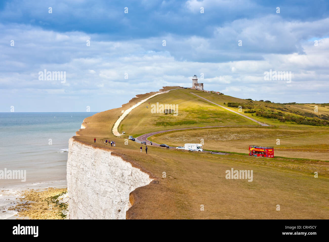 Camper e bus aperti sotto l'originale Beachy Head Lighthouse (1834) a Belle Tout, South Downs, East Sussex, England Regno Unito Foto Stock