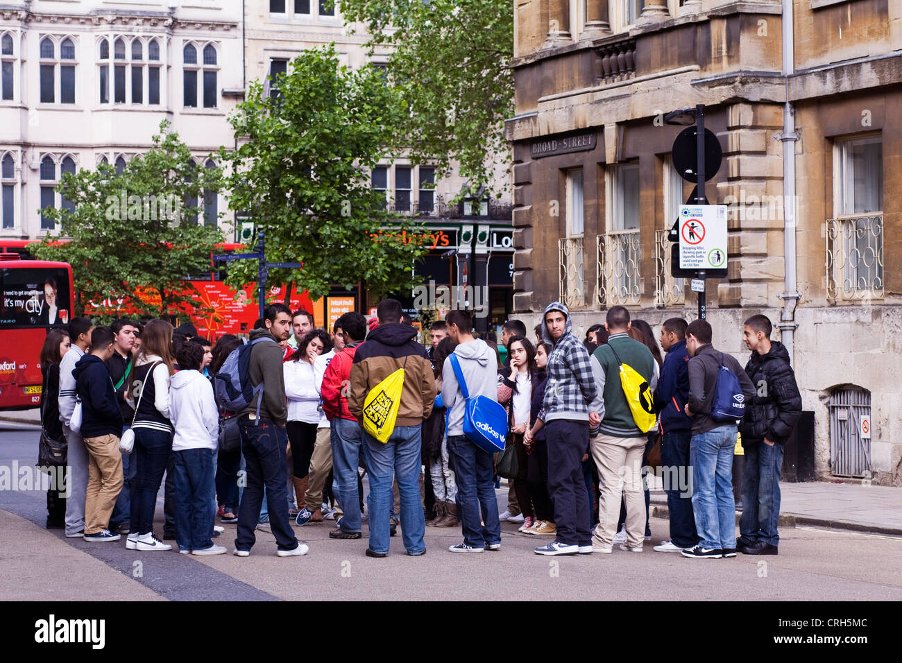 Un gruppo di studenti per un tour a piedi di Oxford. Foto Stock