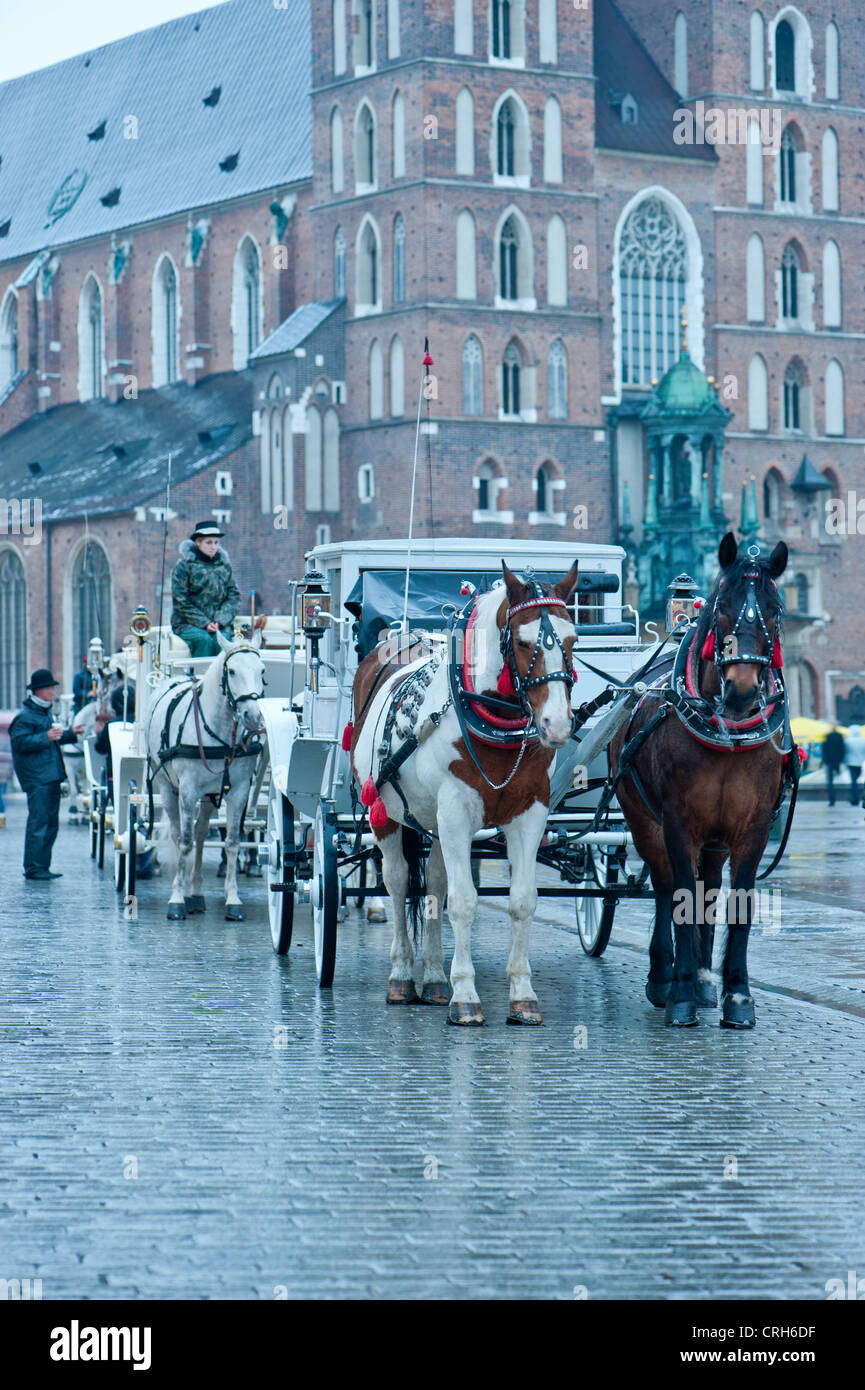 Piazza Principale sul giorno di pioggia, Cracow Polonia Foto Stock