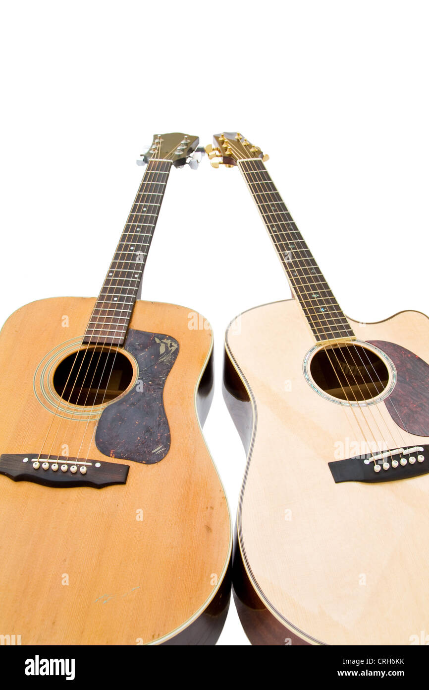Due chitarre acustiche - vecchi e nuovi. Isolato su sfondo bianco. Immagine è esclusiva di Alamy. Foto Stock