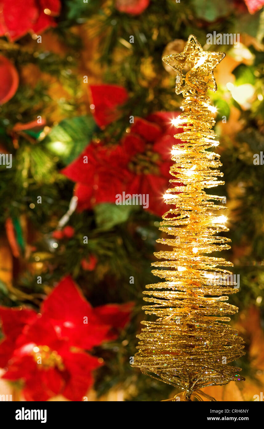 Foto Auguri Vigilia Di Natale.La Vigilia Di Natale La Magia Biglietto Di Auguri Con Luci Dorate E Decorate Albero Foto Stock Alamy
