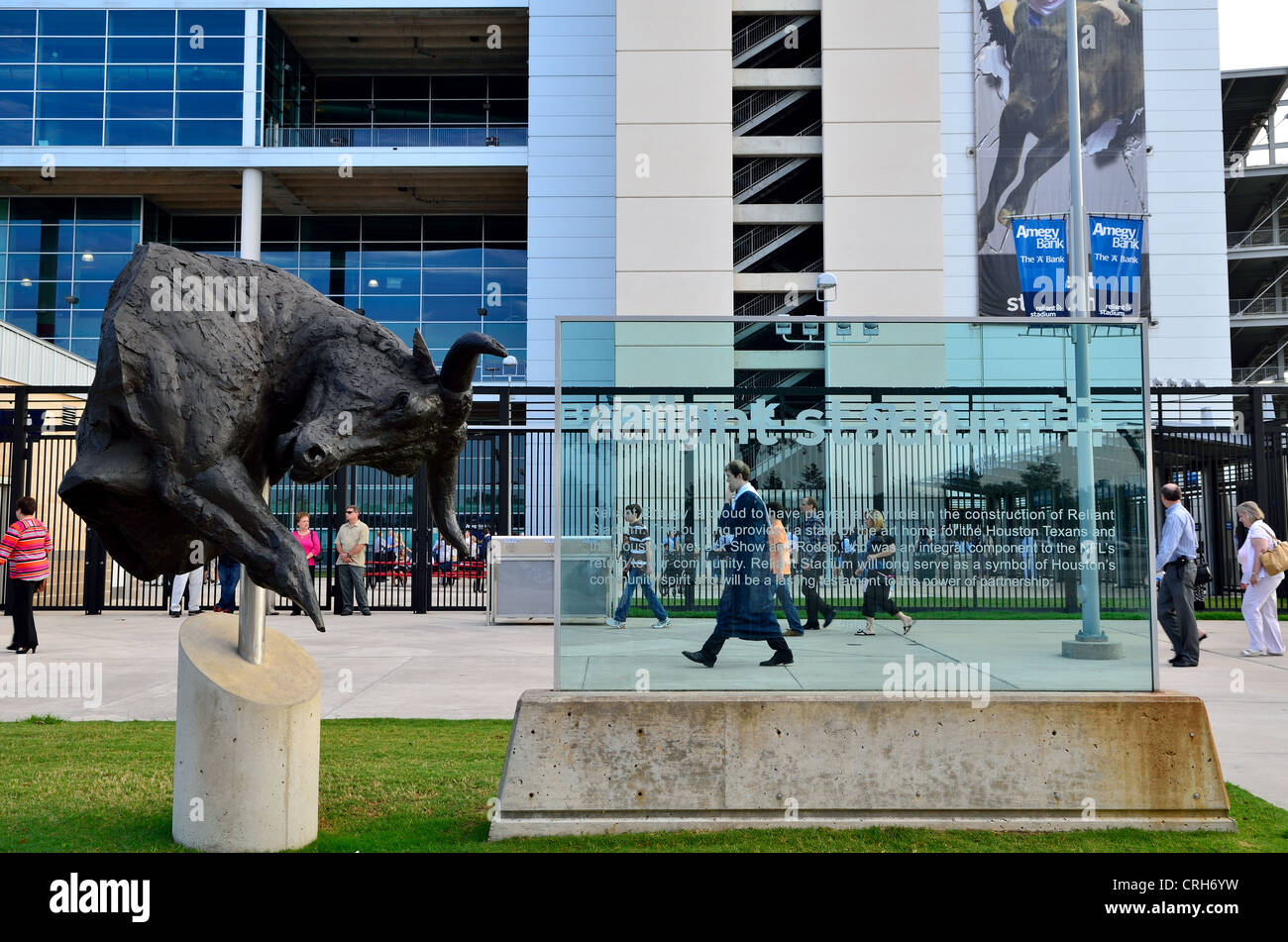 La scultura in bronzo di un toro infuria davanti al Reliant Stadium. Houston Texas, Stati Uniti d'America. Foto Stock