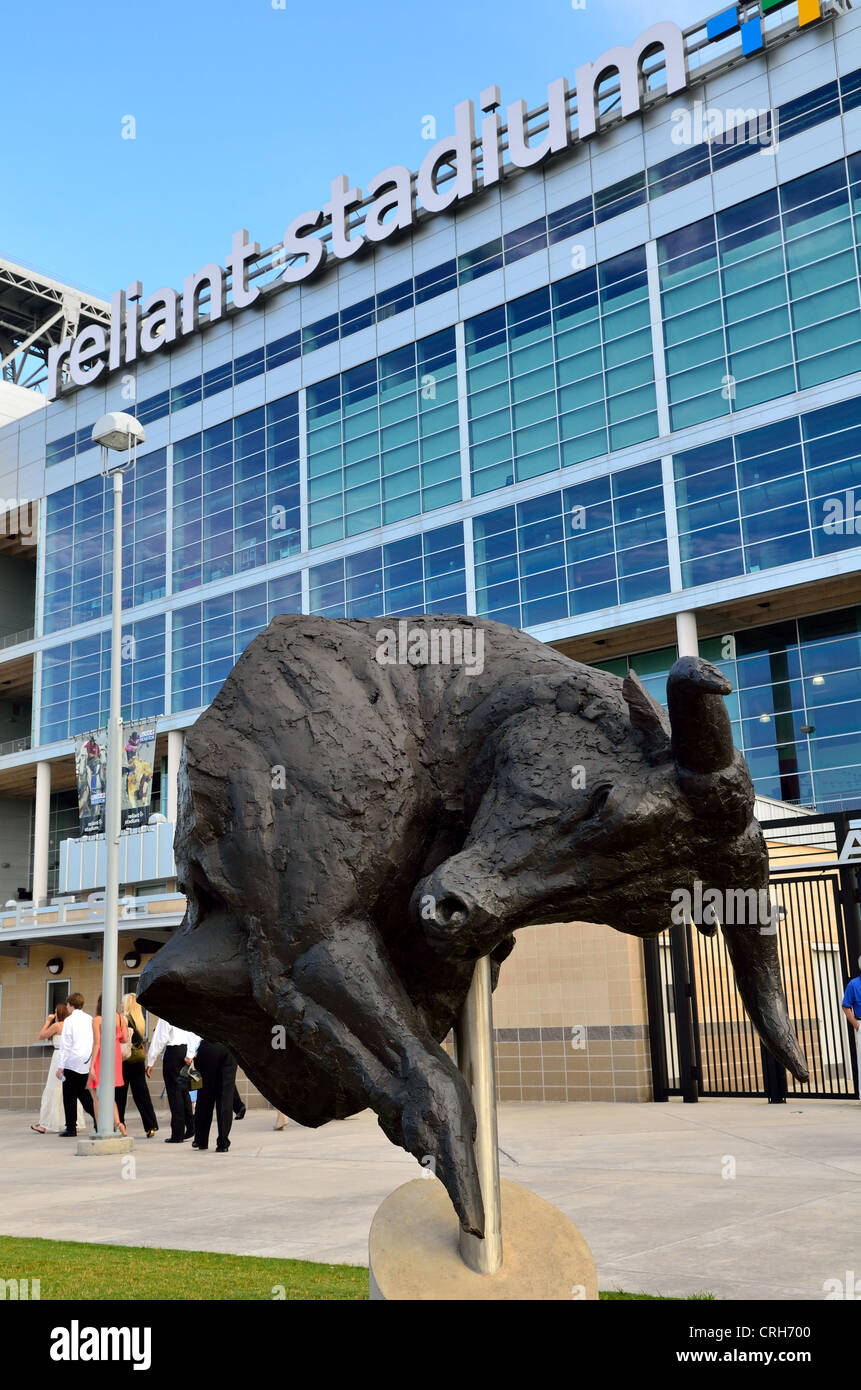 La scultura in bronzo di un toro infuria davanti al Reliant Stadium. Houston Texas, Stati Uniti d'America. Foto Stock