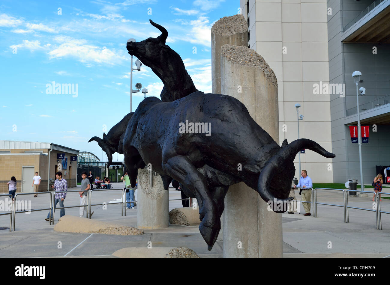 La scultura in bronzo di tori infuria davanti al Reliant Stadium. Houston Texas, Stati Uniti d'America. Foto Stock
