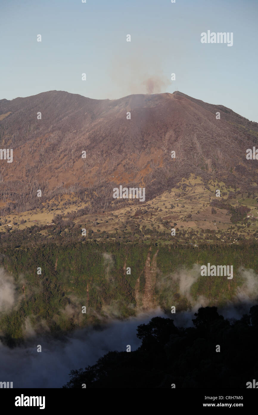 Il fianco Ovest e cratere attivo del vulcano Turrialba, Costa Rica. Bosco su questo lato è stata distrutta dalla pioggia acida dal vulcano. Foto Stock