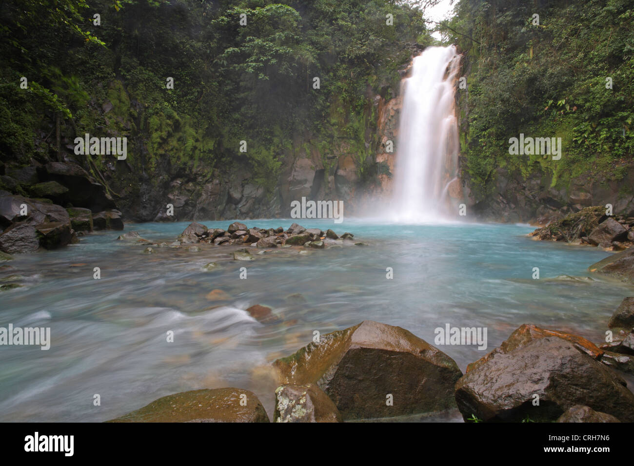 Rio Celeste (Blue River) cascata in Tenorio Il Parco Nazionale del Vulcano, Costa Rica. Foto Stock