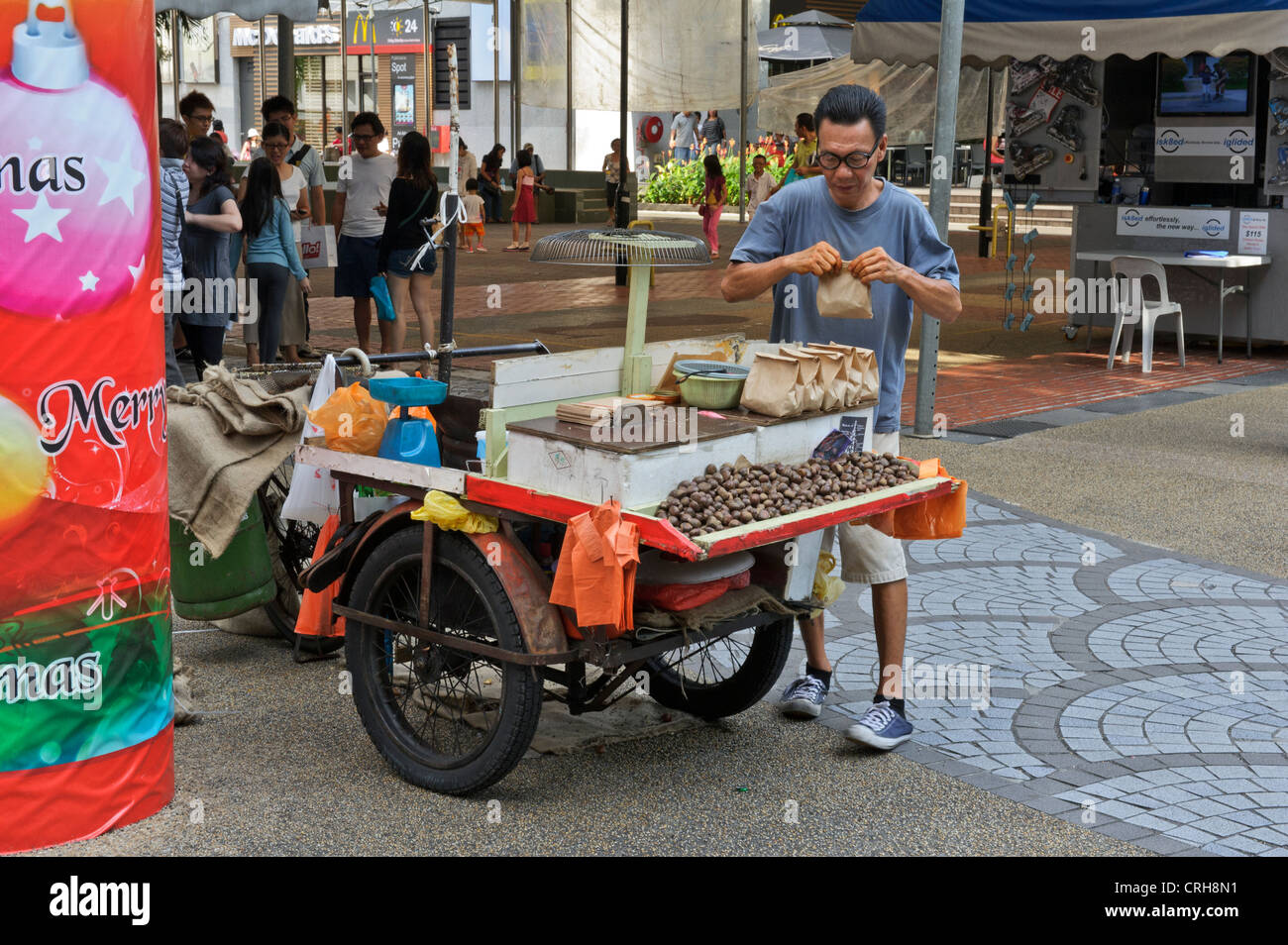 Venditore di castagne, Parkway Centre, Singapore. Foto Stock