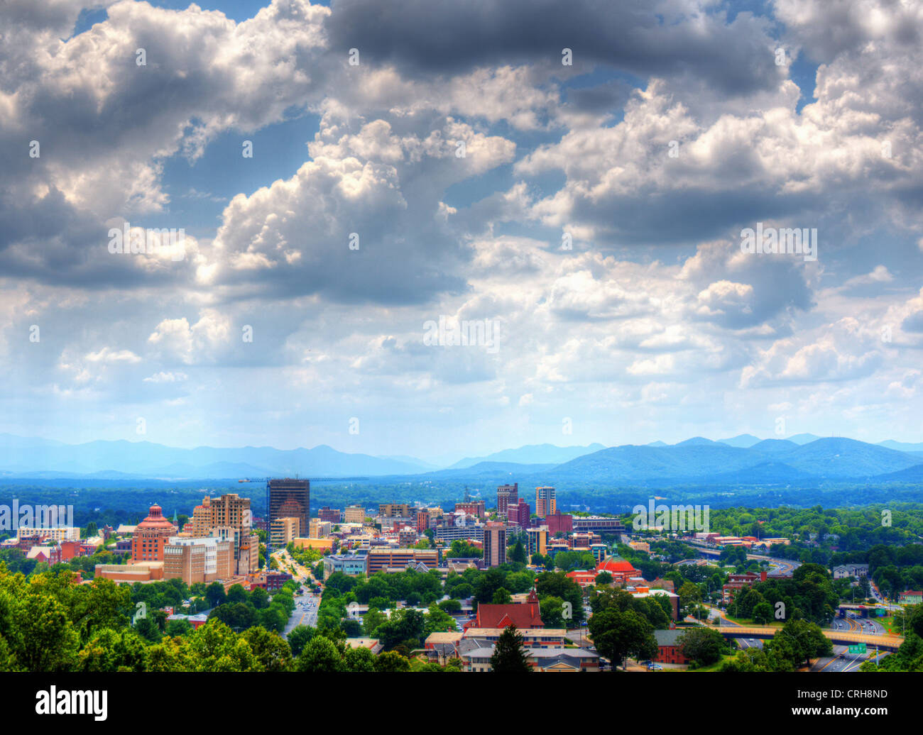 Asheville, North Carolina skyline accoccolato tra le Blue Ridge Mountains. Foto Stock