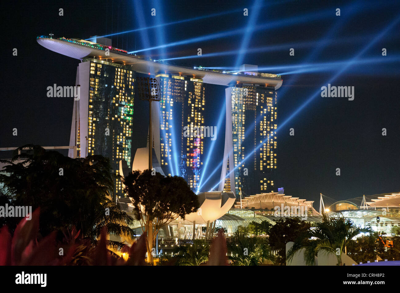 Il Marina Bay Sands Hotel di notte, Marina Bay, Singapore. Foto Stock