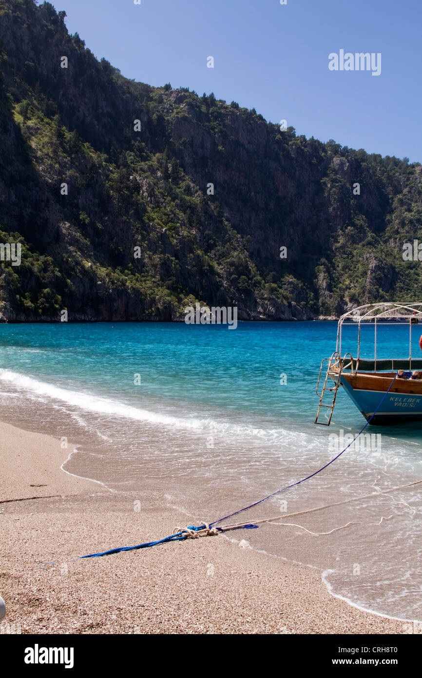 Le acque blu della costa turchese in Oludeniz, Turchia Foto Stock