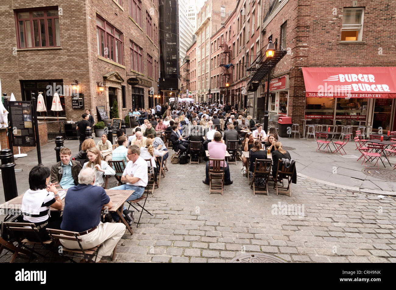 Stone Street a Lower Manhattan è un popolare outdoor hot spot. Foto Stock