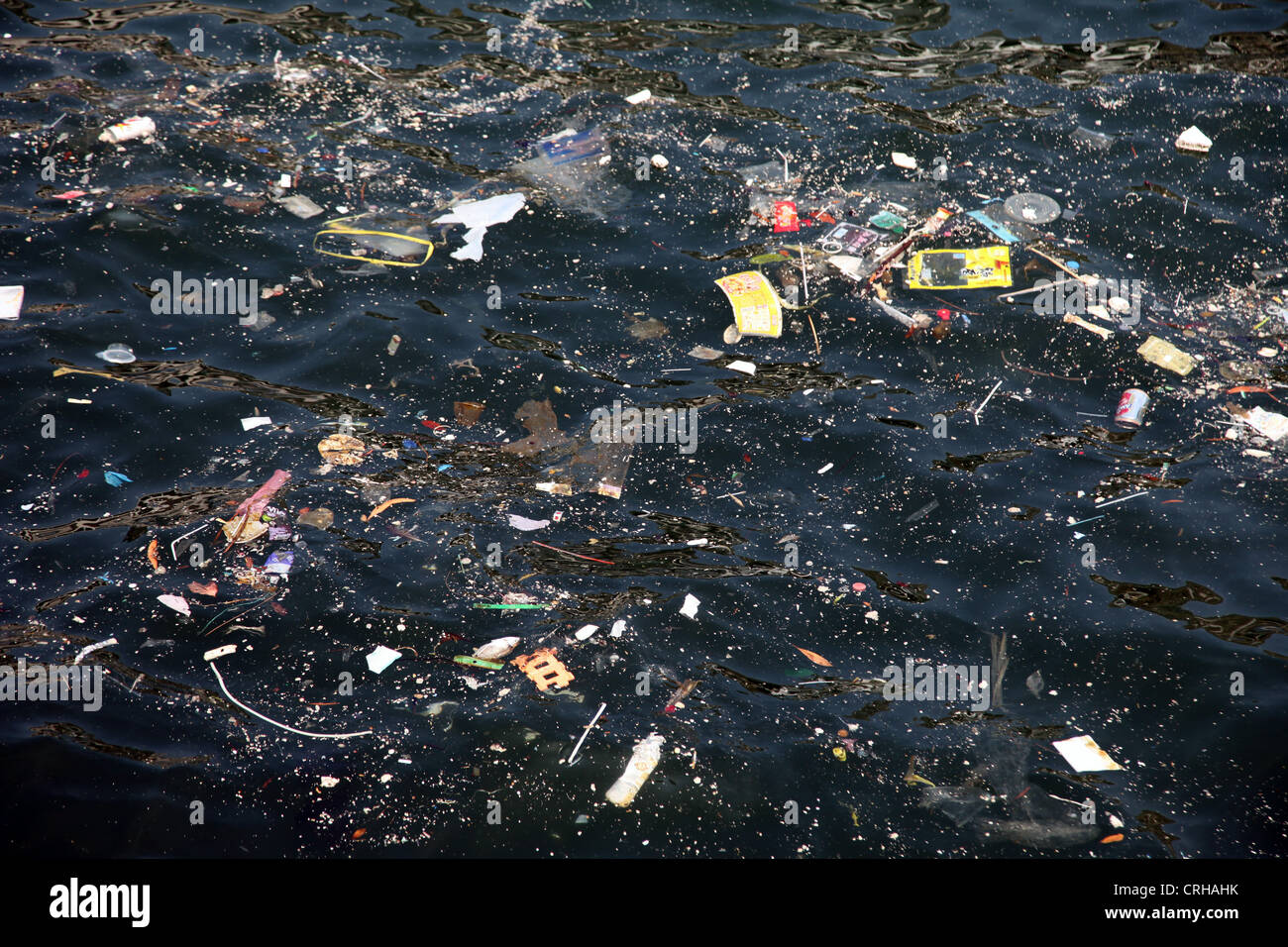 Si tratta di una foto di rifiuti galleggianti in mare e in porto di Hong Kong. Si tratta di un grosso problema di inquinamento in Asia. è disgustoso Foto Stock
