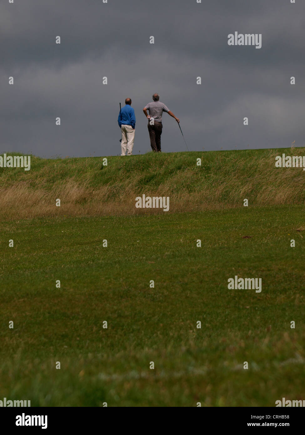 Due golfisti in attesa di tee off, Cornwall, Regno Unito Foto Stock