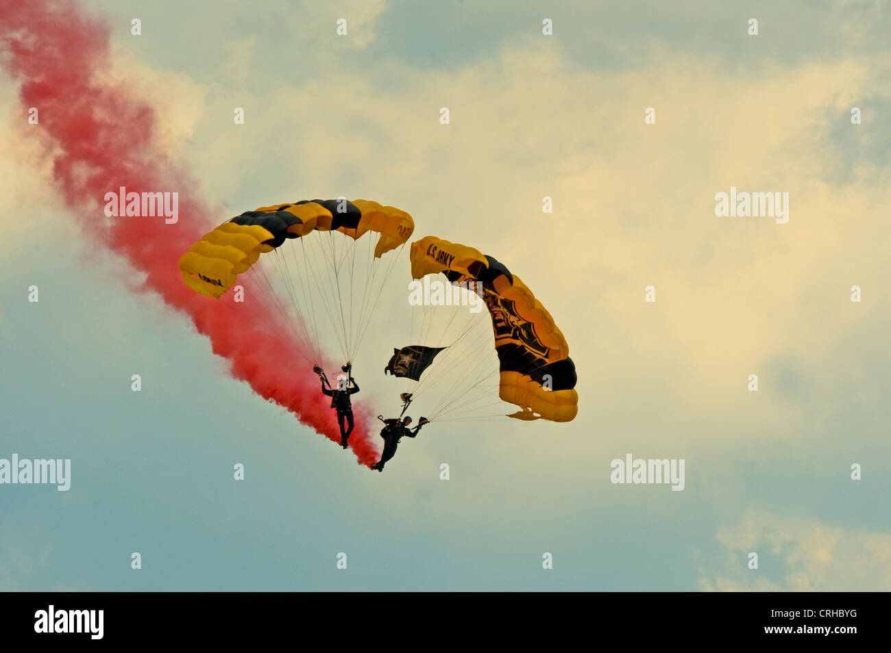 US Army parachute squad esegue a midwest airfest visualizza Foto Stock