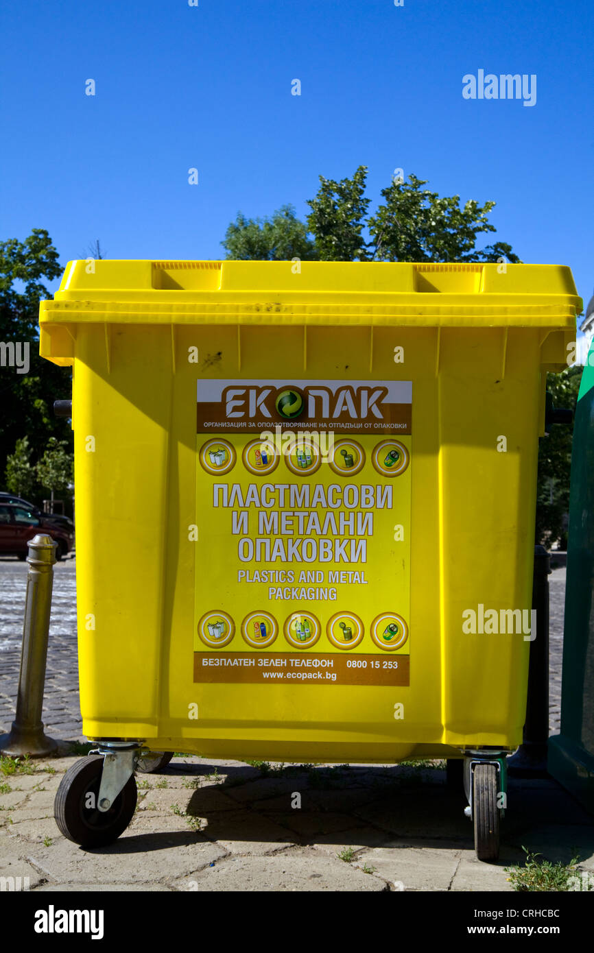 Un eco wastebin per il riciclaggio di rifiuti di Sofia, Bulgaria Foto Stock