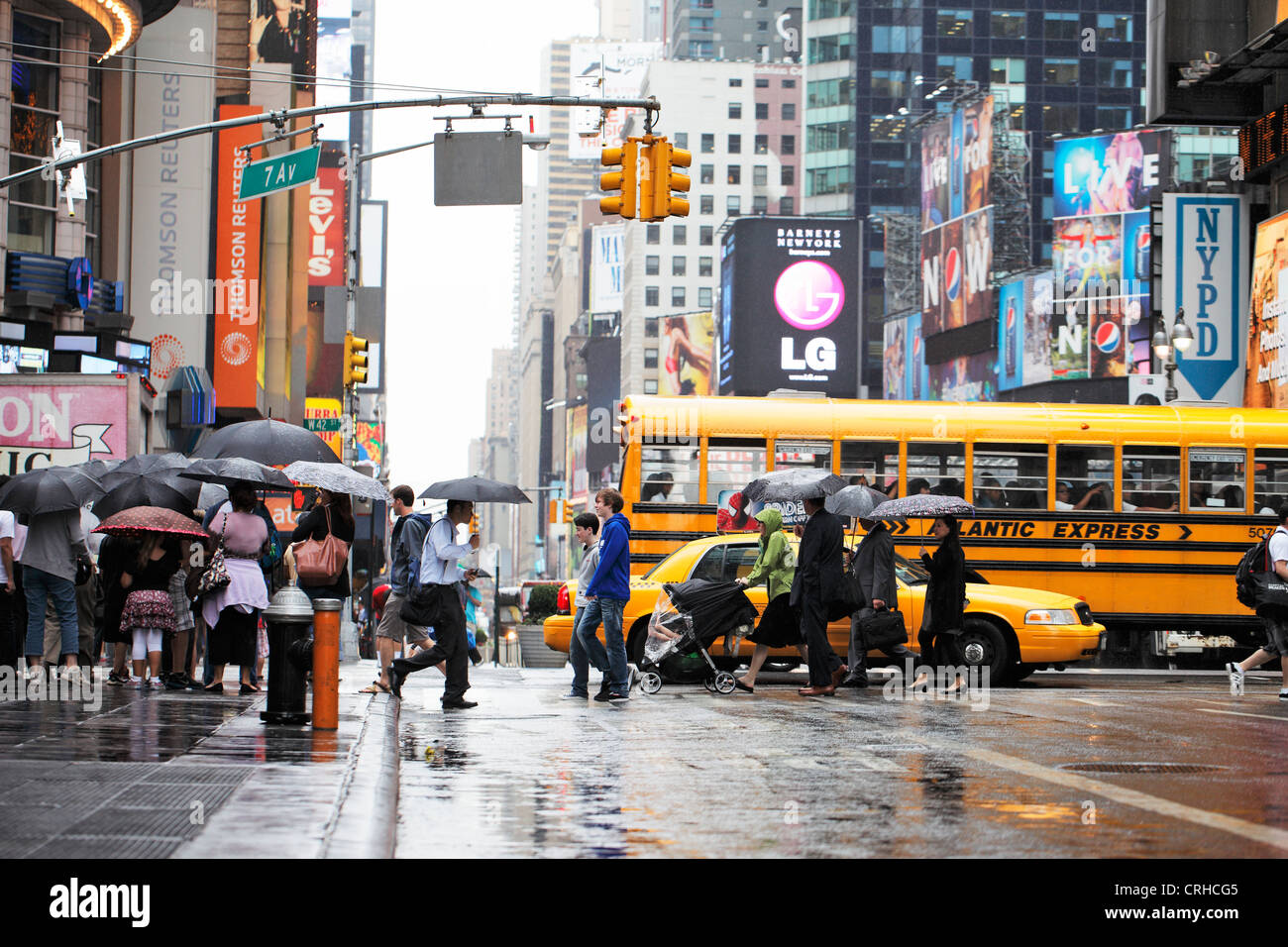 La città di NEW YORK, Stati Uniti d'America - 12 giugno: persone che attraversano una strada in piovoso Times Square. Giugno 12, 2012 a New York City, Stati Uniti d'America Foto Stock