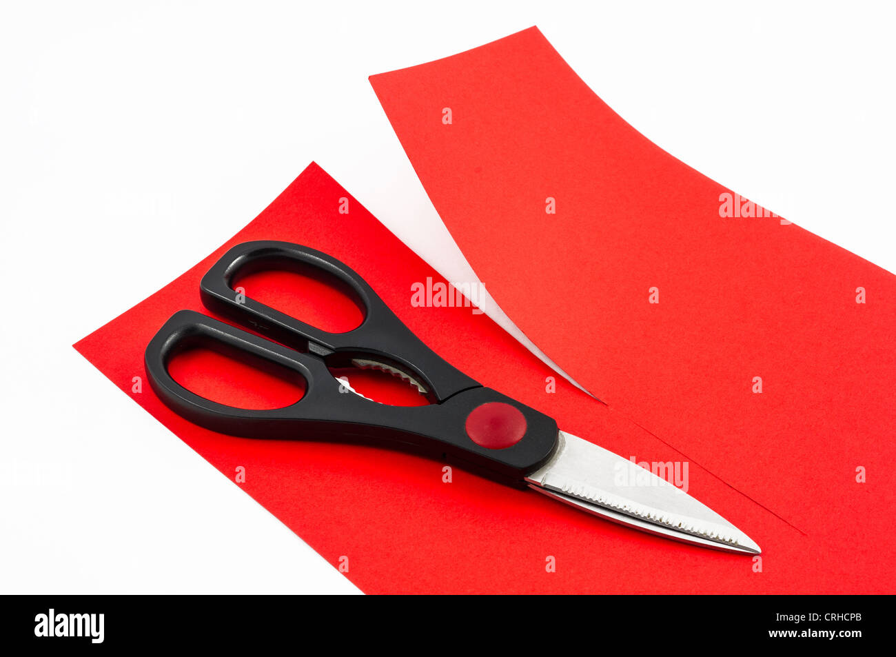 Taglio a forbice carta rossa in due parti Foto Stock