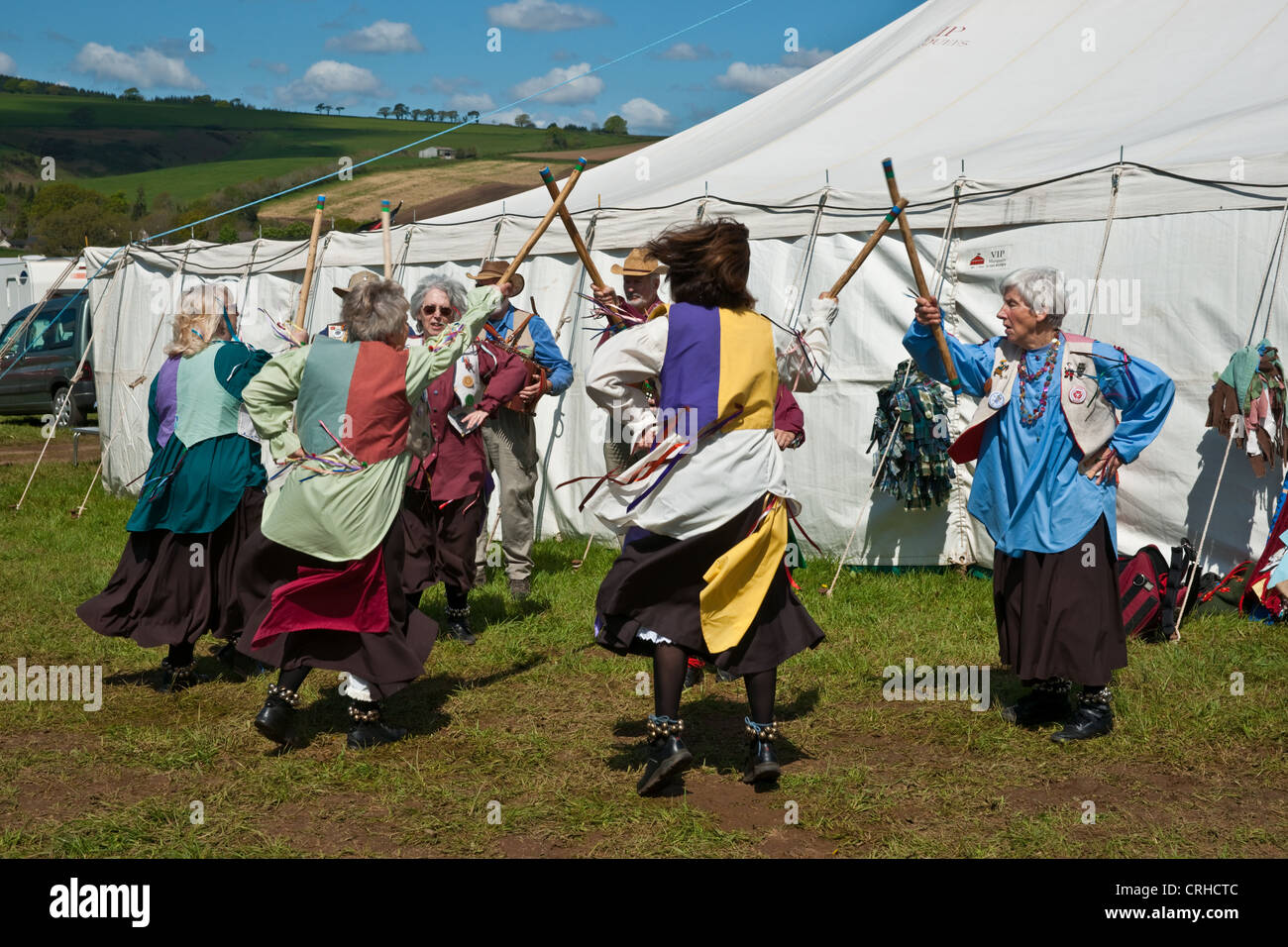 Morris dancers in un paese fayre balli di massa in un anello e in linee Foto Stock