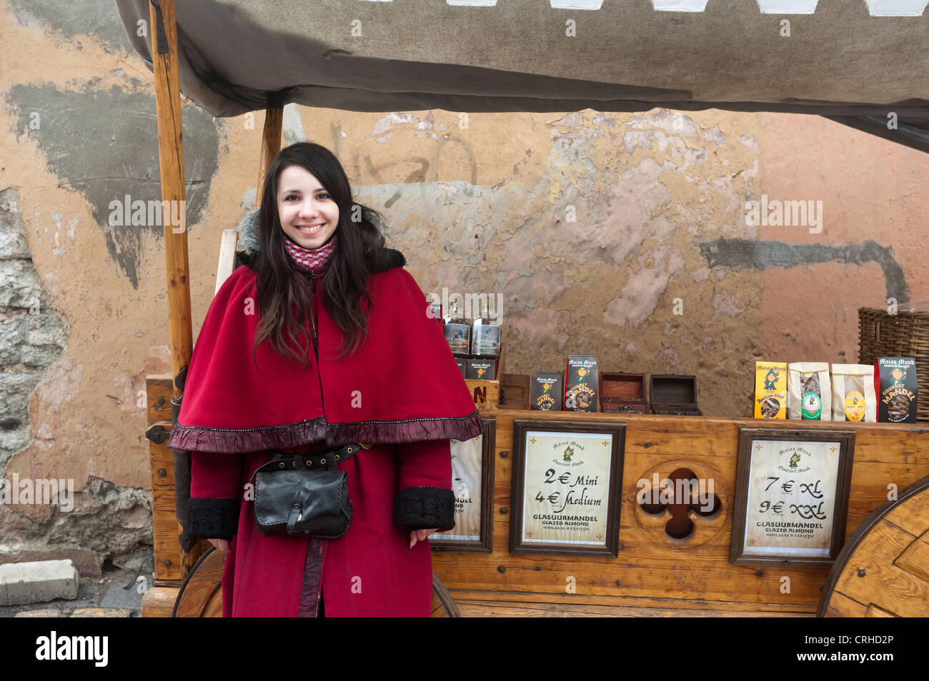 Una bella donna estone vendita di Olde Hansa speziato le mandorle in una fase di stallo a Tallinn, Estonia, Stati Baltici Foto Stock