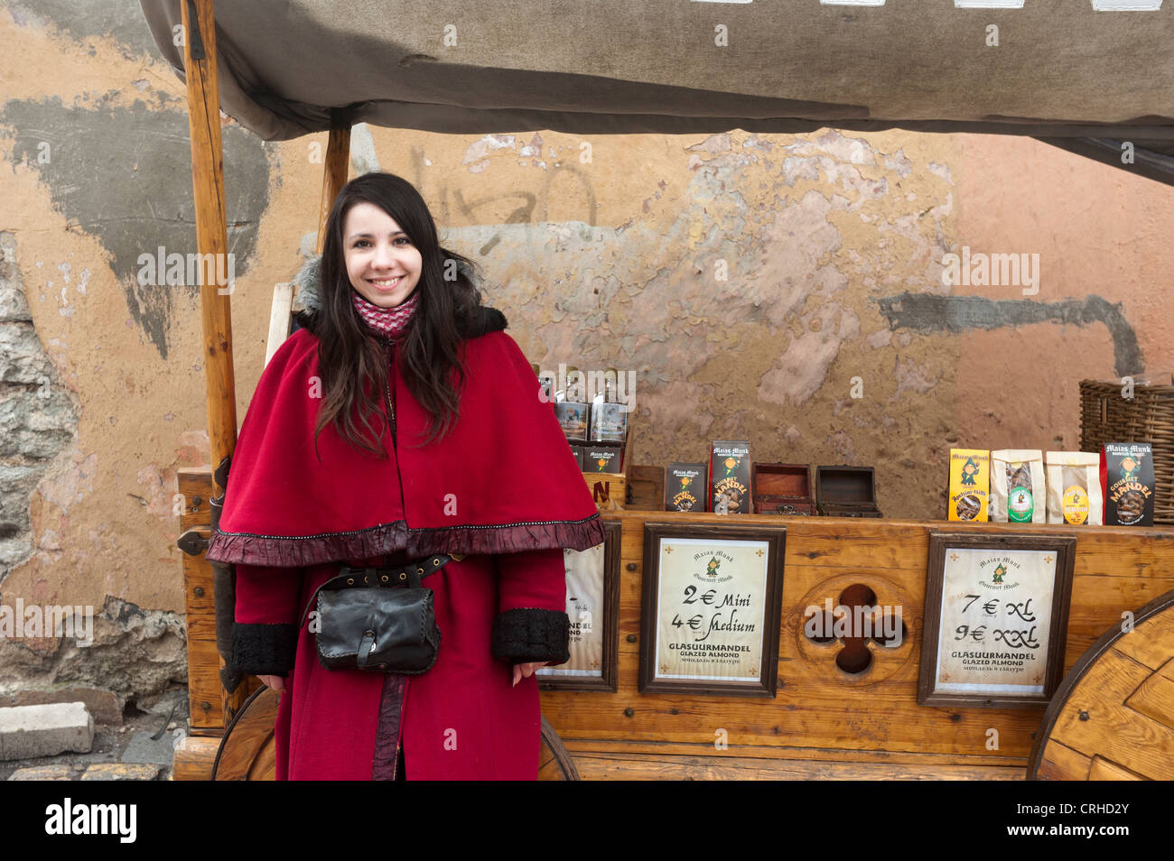 Una bella donna vendita di Olde Hansa speziato le mandorle in una fase di stallo a Tallinn, Estonia, Stati Baltici Foto Stock