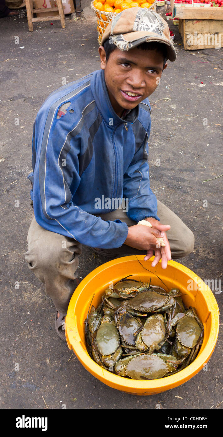 Venditore di granchio showin la sua mercanzia, Analakely market, Antananarivo, Madagascar Foto Stock