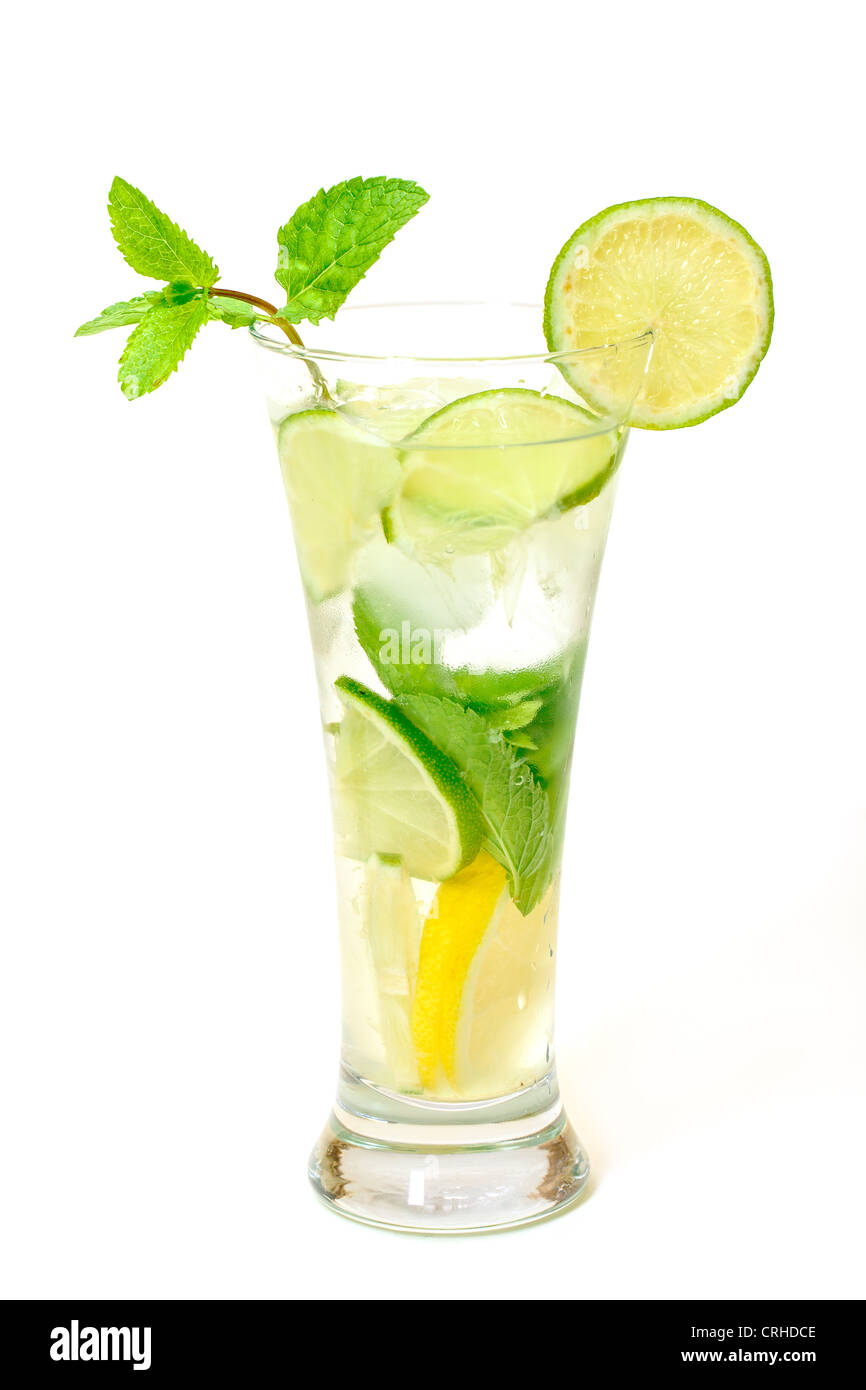 Cocktail Mojito in un bicchiere di vetro, su sfondo bianco Foto Stock