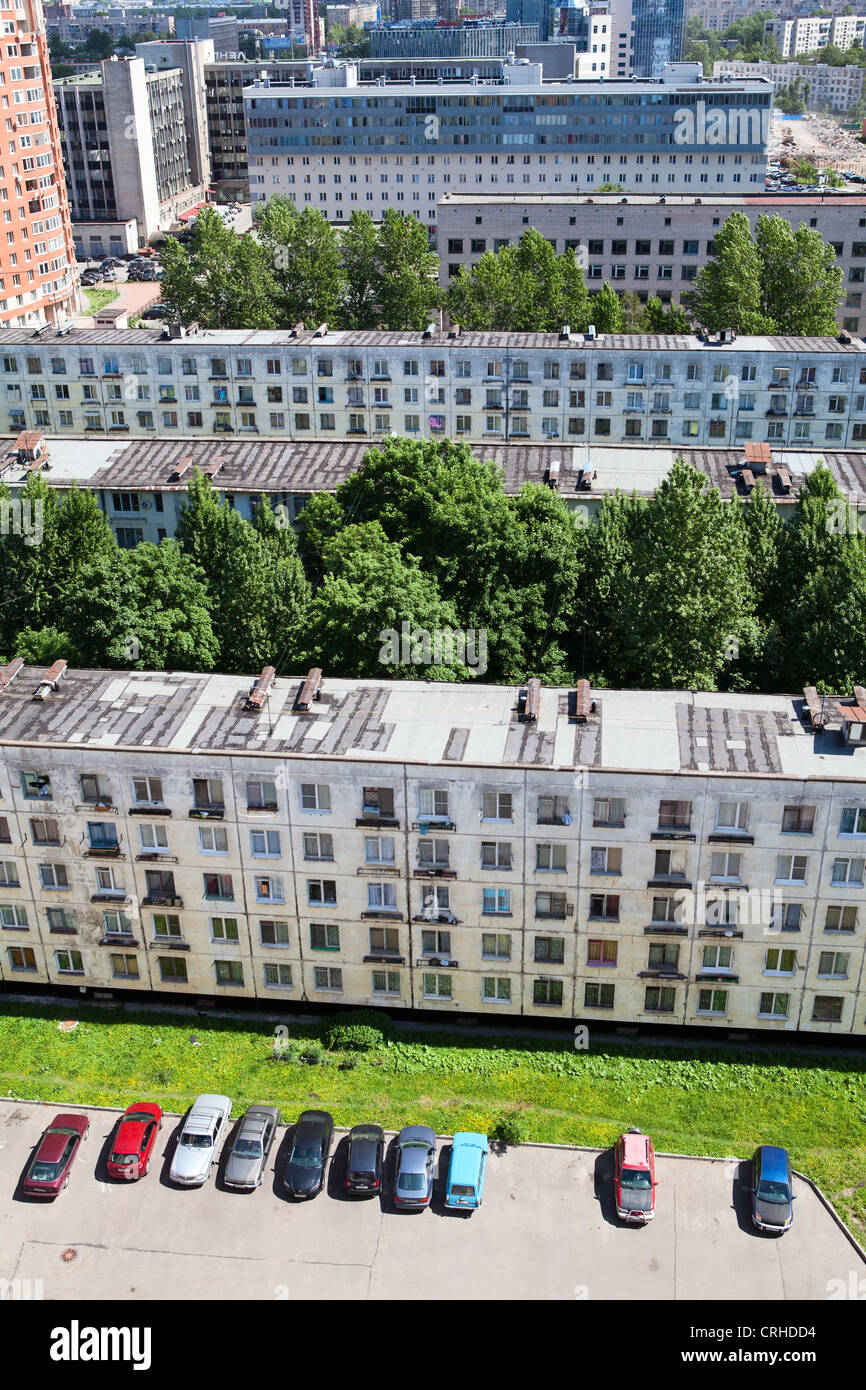 Un vecchio stile edifici a cinque piani del sonno cortili della città di San Pietroburgo, Russia. Vista superiore Foto Stock