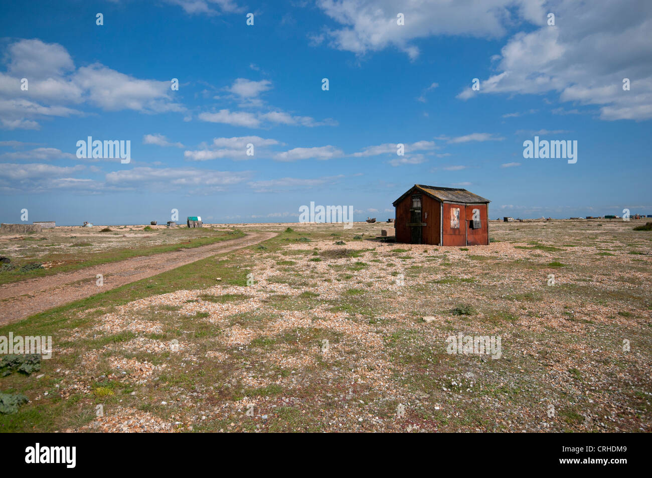 Abbandonate la pesca vecchio capannone in una desolazione Dungerness beach in Kent Foto Stock