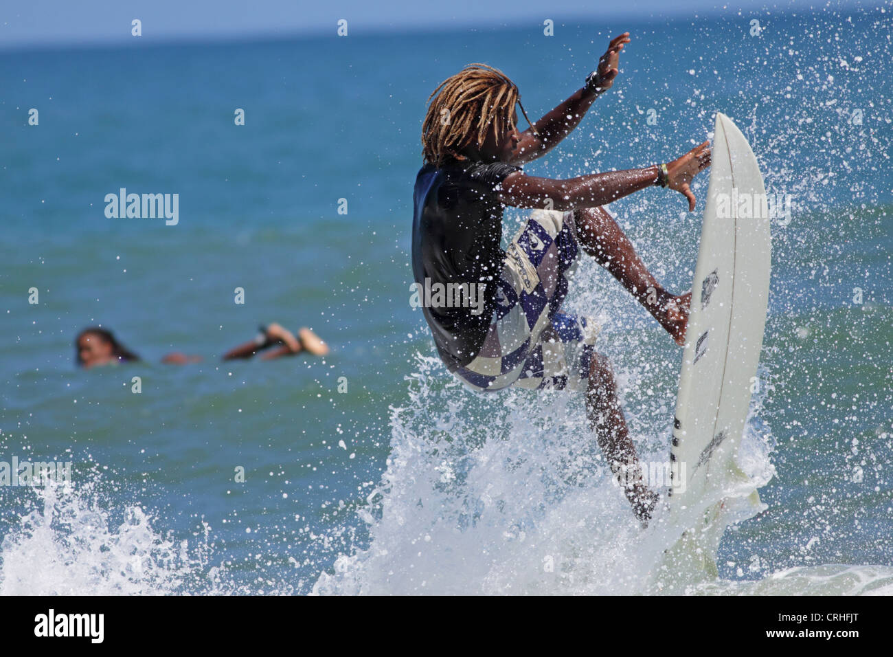 Surfer a Playa Cocles, Puerto Viejo, Sud Costa Caraibica, Costa Rica. Foto Stock