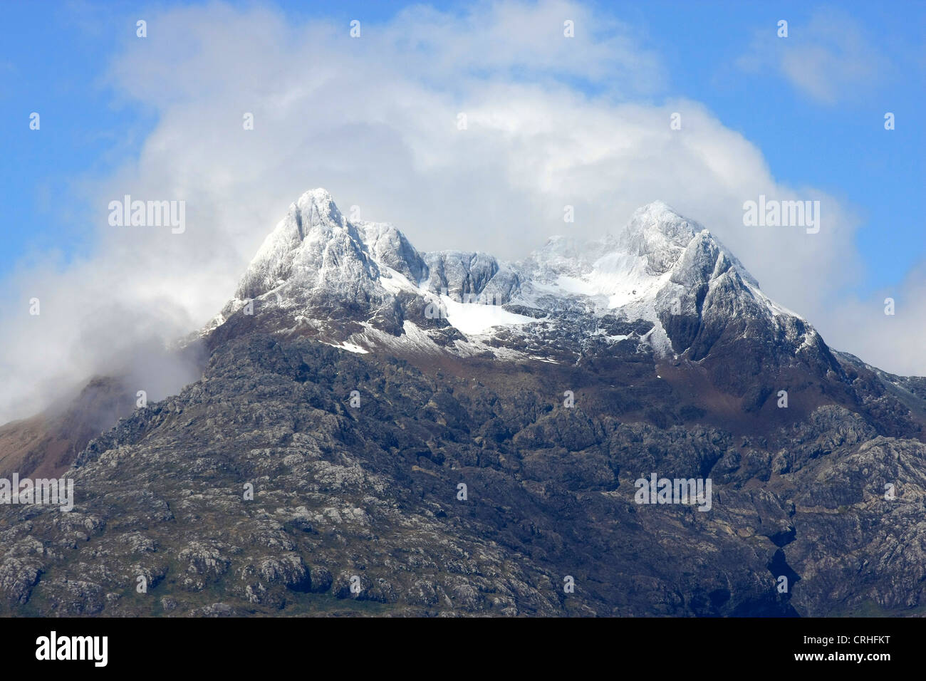 Snow capped mountain nei fiordi cileni vicino Taraba isola a nord-ovest di Punta Arenas Foto Stock