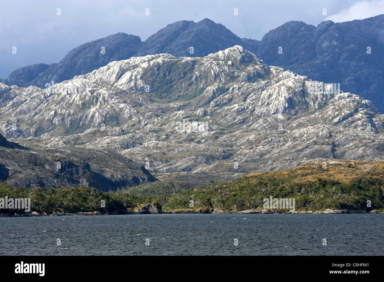 Robusto del paesaggio di montagna lungo il cileno di fiordi ovest nord ovest di Punta Arenas Foto Stock