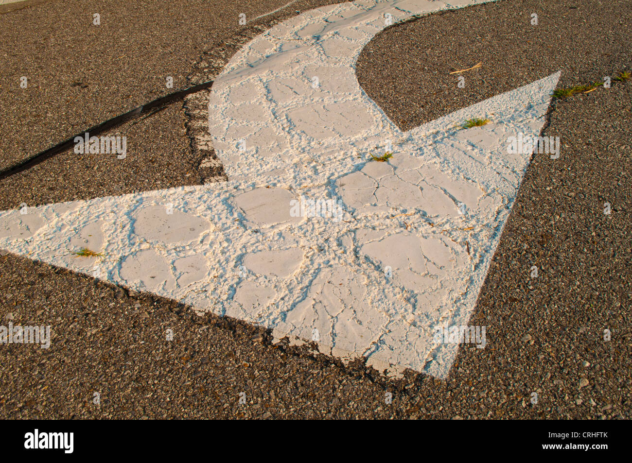 Bianco verniciato curvo freccia sulla strada o su strada Foto Stock