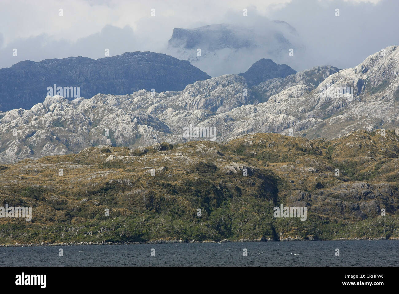 Robusto del paesaggio di montagna lungo il cileno di fiordi ovest nord ovest di Punta Arenas Foto Stock