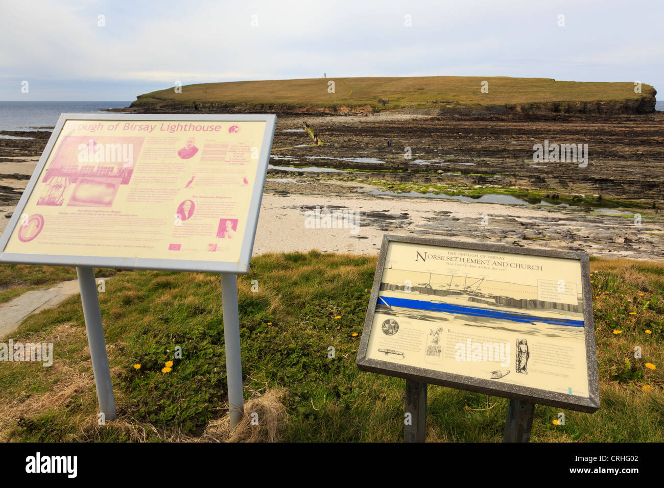 Informazioni turistiche indicazioni circa Brough di Birsay faro e norreni insediamento sulla isola di marea. Isole Orcadi Scozia, Regno Unito Foto Stock