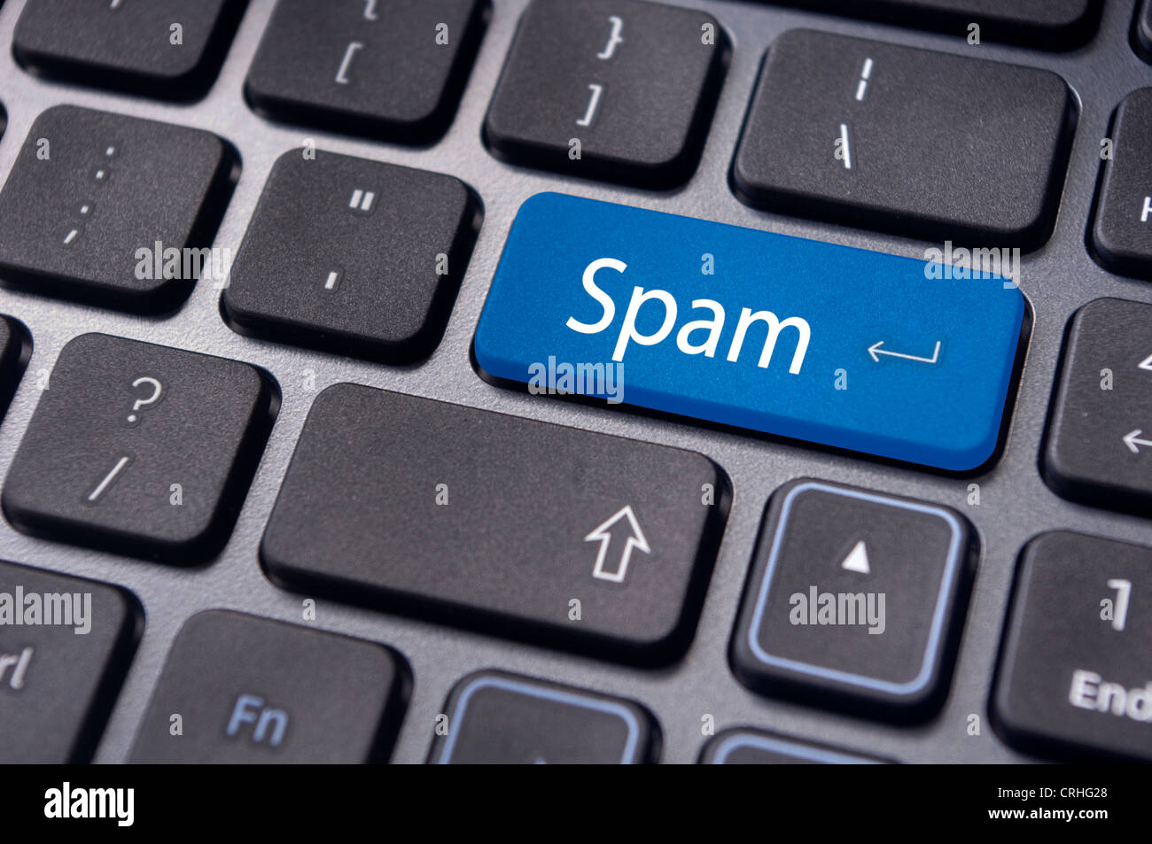Email di spam concetti, con messaggio sul tasto di invio della tastiera del computer. Foto Stock