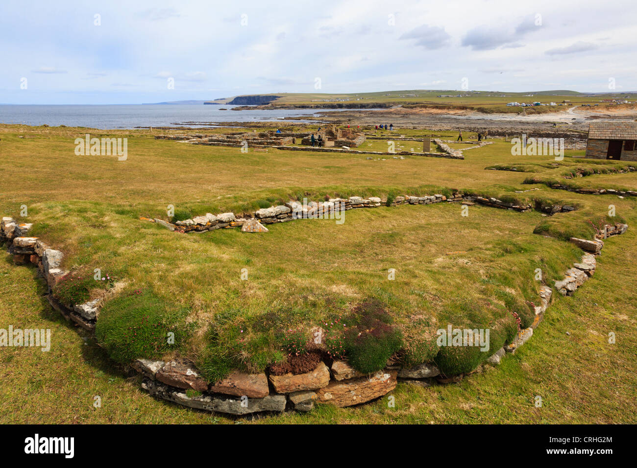 Resti di Norse casa lunga in un decimo secolo insediamento scavato sulla Brough di Birsay Orkney Islands, Scozia, Regno Unito, Gran Bretagna Foto Stock